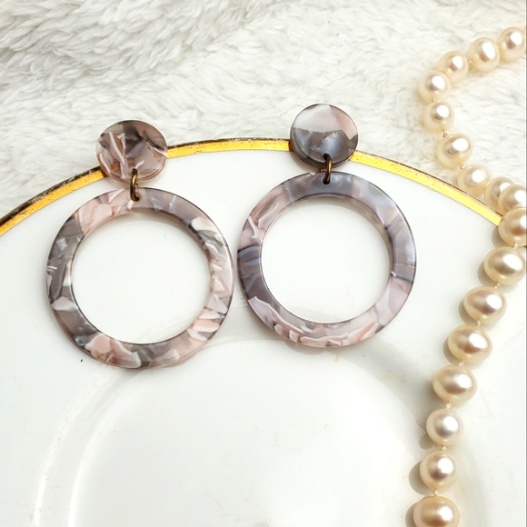 💫5/$25 Stunning Gray Marble Earrings - Picture 4 of 4